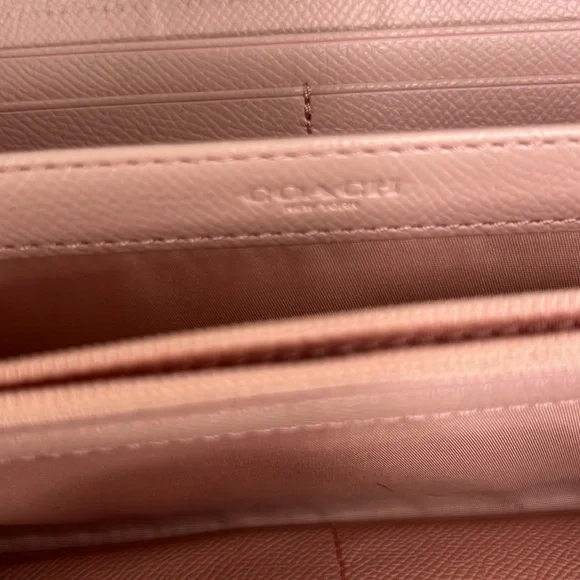 GUC- Coach patent leather longWallet - Picture 4 of 11